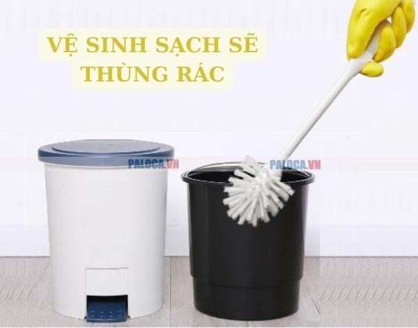 Vệ sinh sạch sẽ thùng rác trước khi bảo quản