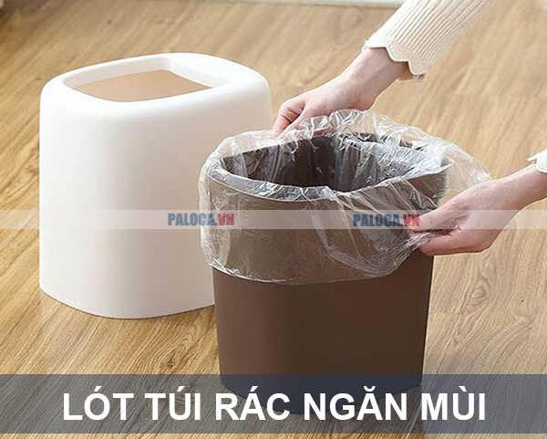 Lót thêm túi đựng rác giúp ngăn mùi, đề phòng côn trùng