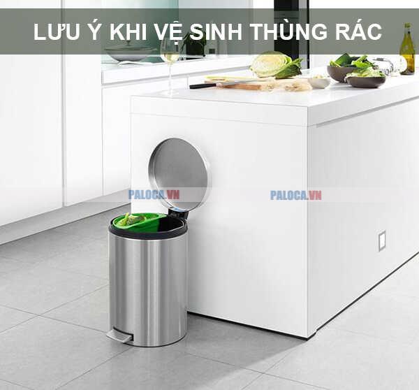 Lưu ý vệ sinh thùng rác nhựa đúng cách, đảm bảo an toàn, hiệu quả