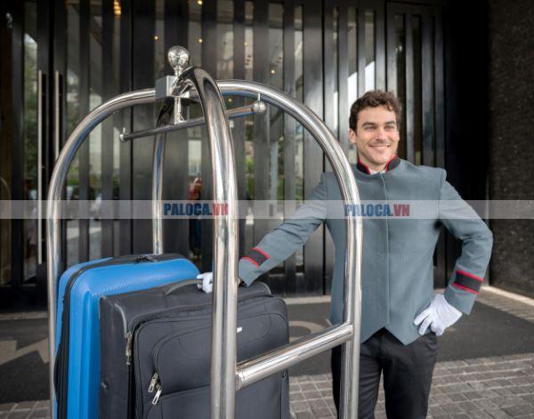 Bellman là người điều khiển xe đẩy hành lý