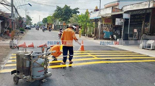 Có khả năng chịu được nhiệt độ cao, mưa, gió khó bị phai màu