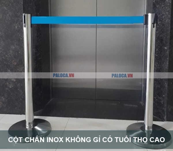 Cột chắn làm từ inox chống gỉ có độ bền cao