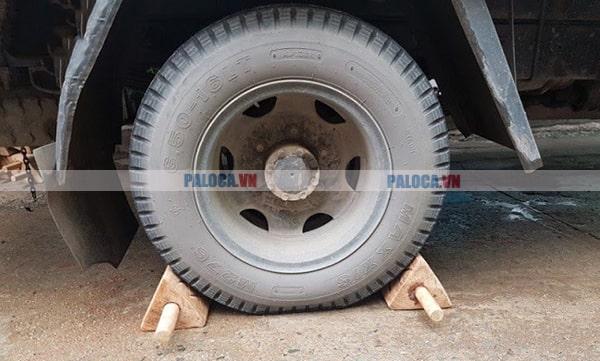Cục chặn bánh xe bằng gỗ có độ bền khoảng 1, 2 năm