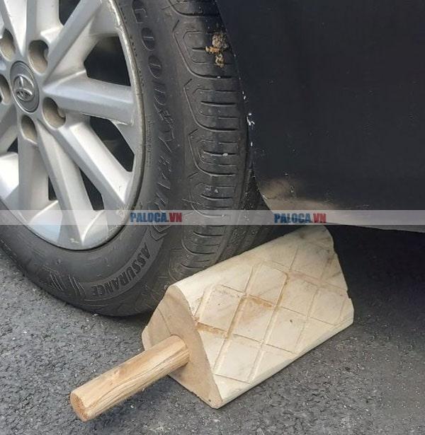 Cục chặn bánh xe bằng gỗ dùng cho các loại xe vừa và nhỏ