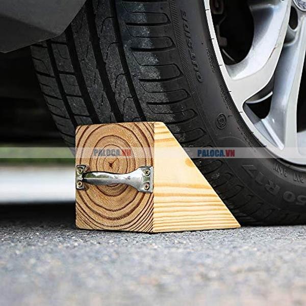 Cục chặn bánh xe bằng gỗ màu sắc, thiết kế phù hợp với ô tô nhỏ hoặc vừa 