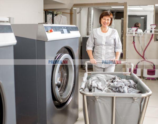 Nhờ xe giặt là, công việc nhân viên Laundry được tối ưu, đỡ nặng nhọc hơn