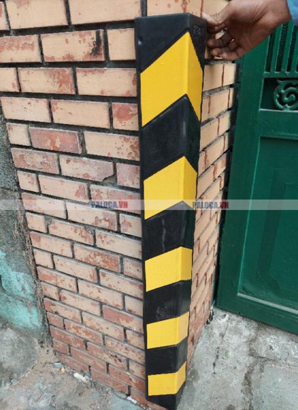 Lắp đặt ốp cột cao su vào đúng vị trí đã đánh dấu