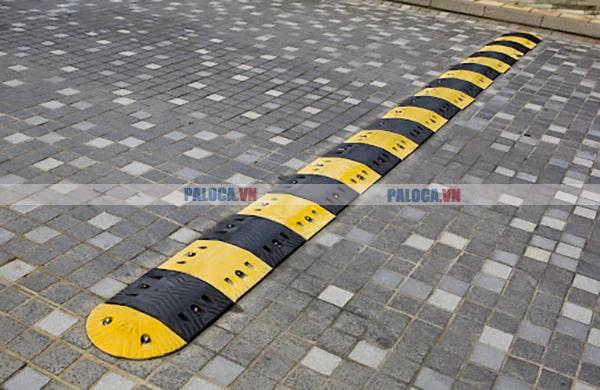 Gờ giảm tốc ô tô có dải refle hình tam giác