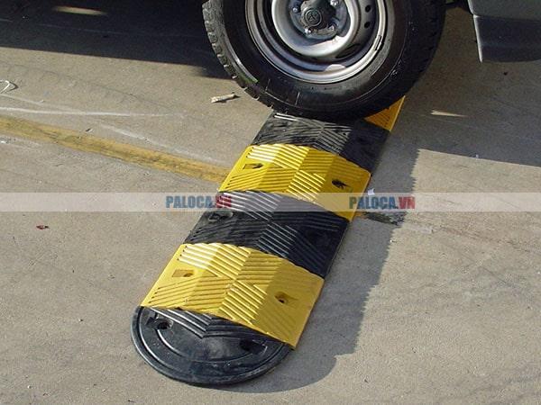 Gờ giảm tốc trên đường giảm tốc độ xuống mức an toàn 30km/h