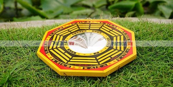 Đặt gương cầu lồi bát quái tại những nơi có năng lượng xấu