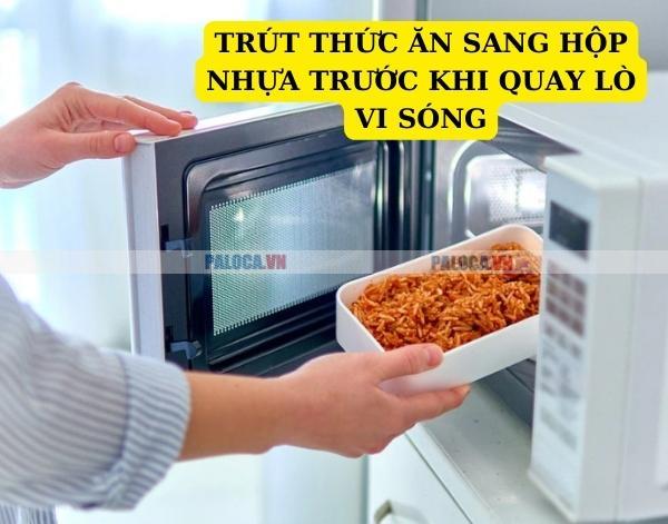 Trút thức ăn sang hộp nhựa chịu nhiệt để làm nóng trong lò vi sóng