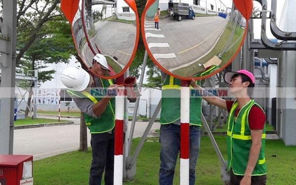 Kiểm tra bề mặt gương đảm bảo không bị trầy, xước