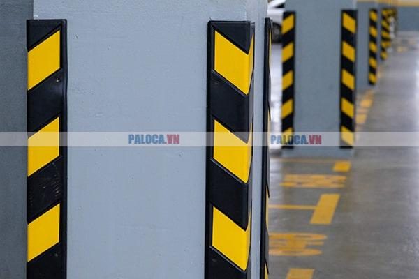 Làm sạch ốp cột cao su bằng rẻ và nước sạch