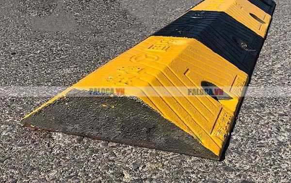Nên dùng gờ giảm tốc cao su hơn gờ giảm tốc bằng bê tông
