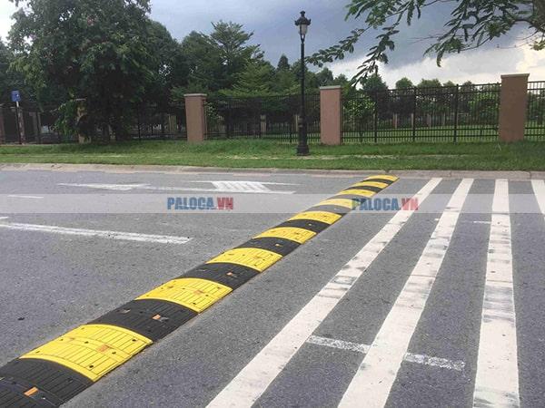 Người điều khiển phương tiện cần kiểm soát lại tốc độ trước khi đi qua gờ giảm tốc