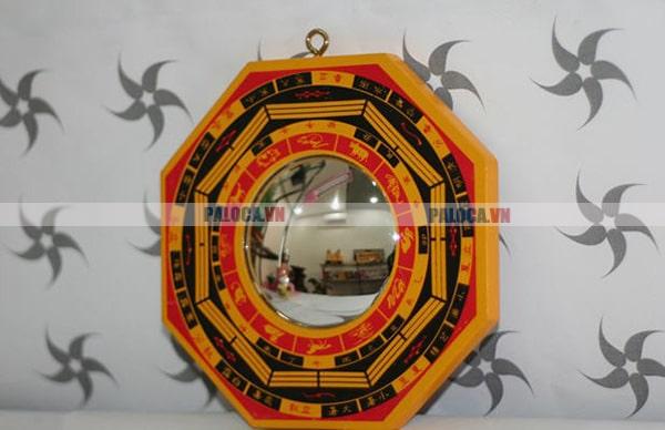 Nhà đối diện treo gương cầu lồi để tăng cường vận khí tài lộc