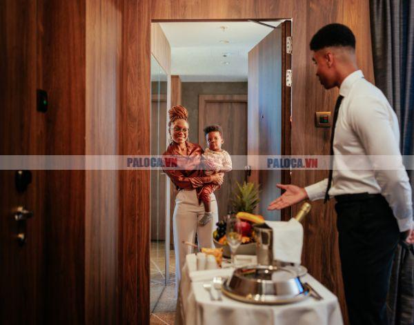 Room Service là dịch vụ phục vụ món ăn tại phòng khách sạn