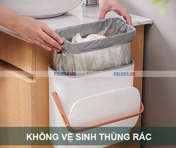 Chỉ dọn túi đựng rác mà không vệ sinh sạch sẽ vẫn có nguy cơ phát tán vi khuẩn từ thùng rác