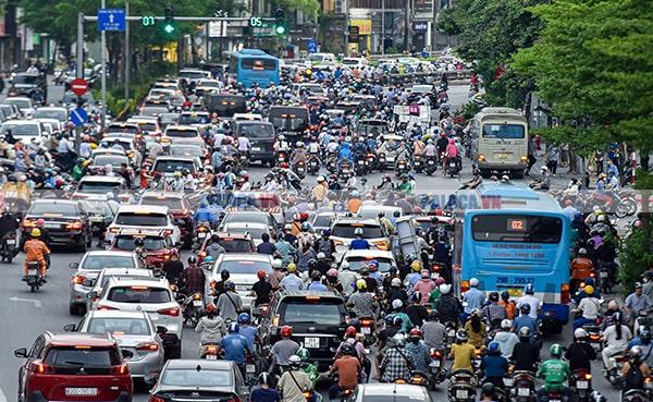 Tiếng động cơ và lốp xe khiến ô tô phát ra tiếng động lớn khi di chuyển