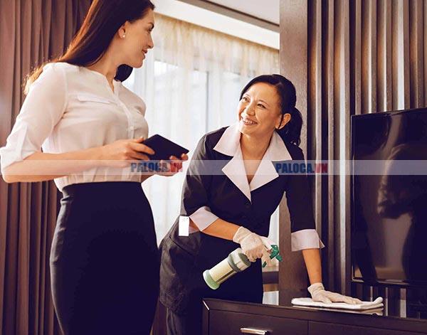 Housekeeping thực ra phải giao tiếp với khách khá nhiều