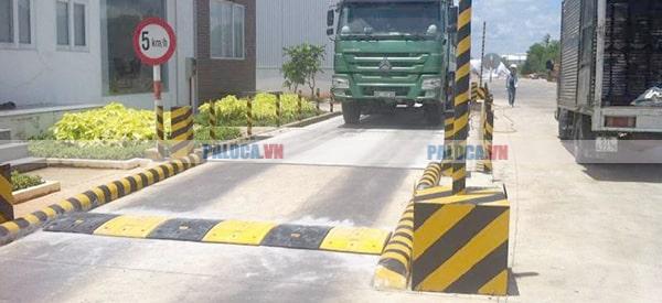 Ứng dụng gờ giảm tốc trong khu công nghiệp là gì