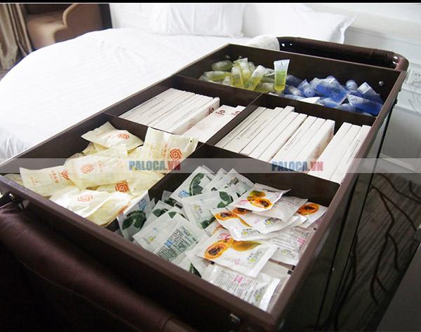 Tầng đầu tiên thường chứa khay đựng đồ amenities