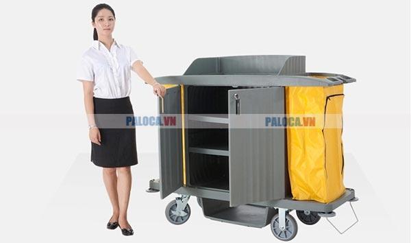 Khi muốn lấy đồ, bạn cần mở cửa xe làm buồng